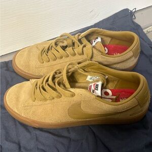 Nike supreme SB # 716890-229 size 9.5 2016 Tan Suede Sneakers.